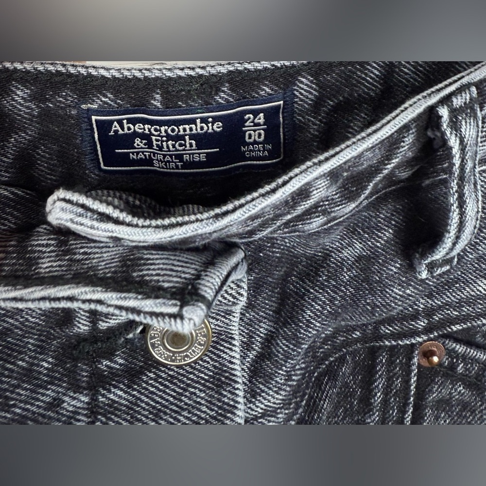 Abercrombie & Fitch juniors black acid wash button mini denim skirt. Size 24/00 - Picture 3 of 3